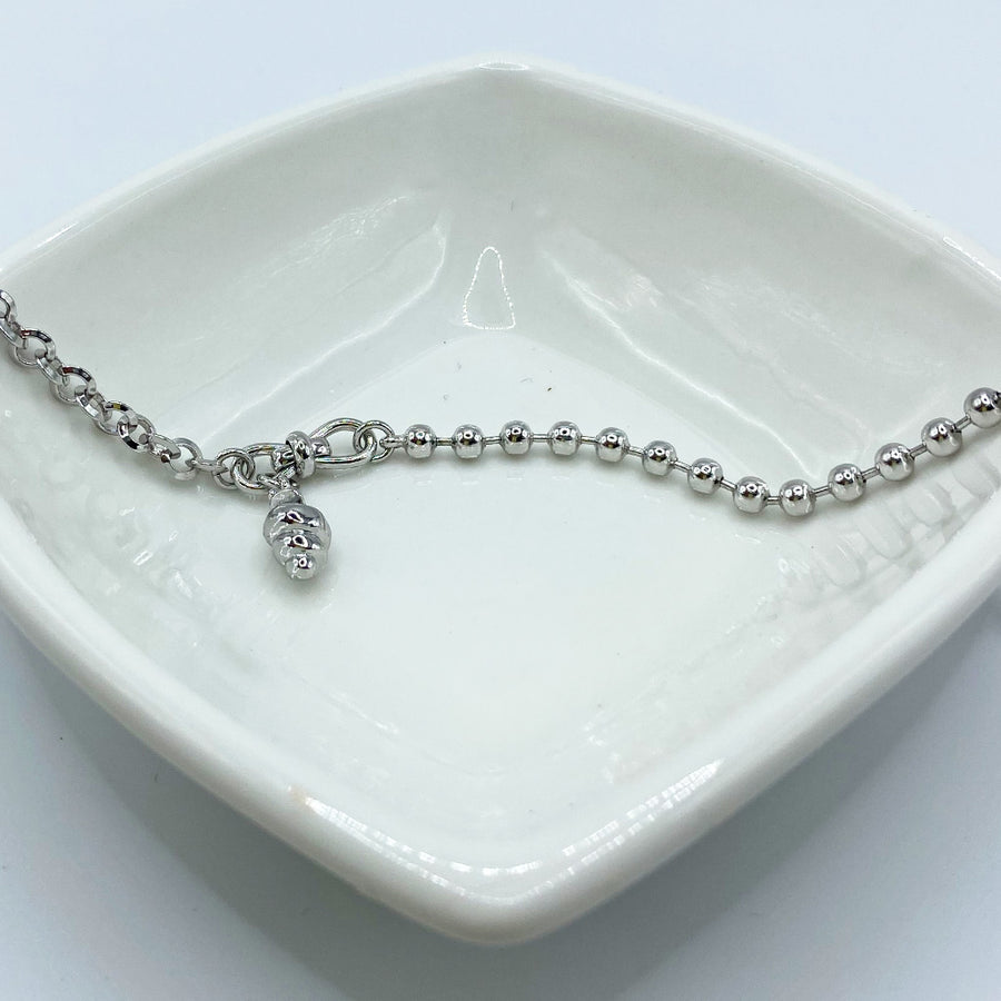 Pulsera Elabones & Perlas Plateada