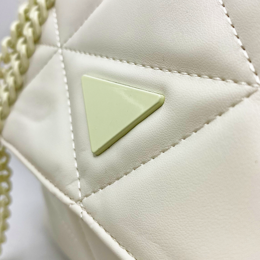 Chain quilted bag - Bolso acolchado con cadena