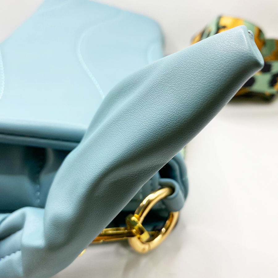 Quilted bag - Bolso acolchado con correa animal print