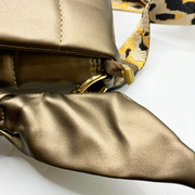 Quilted bag - Bolso acolchado con correa animal print