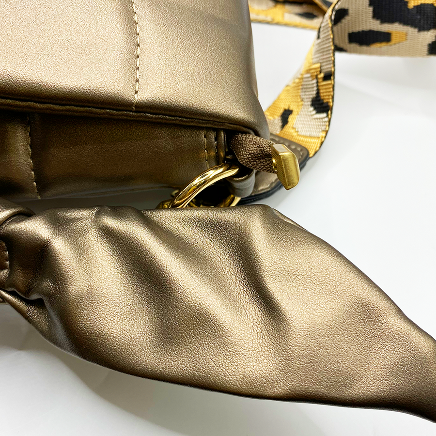 Quilted bag - Bolso acolchado con correa animal print